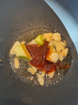Ajouter la sauce aux fruits de mer et la sauce aux huîtres, et poursuivre la cuisson à feu doux.