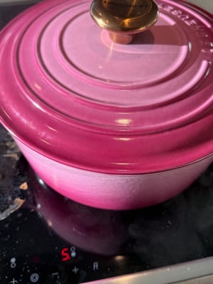 Après avoir bien mélangé, versez les ingrédients dans une casserole émaillée et faites cuire à feu moyen pendant 1 heure et 20 minutes.