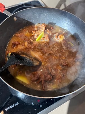 Ajouter 800 ml d'eau bouillante