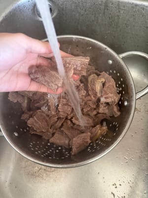 Rincez le bœuf à l'eau tiède.