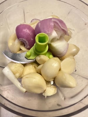 After that, grind shallots, garlic and ginger