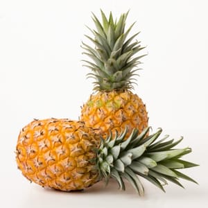 eine Ananas, etwa 900 Gramm