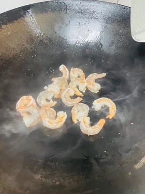 炒蝦米:鍋中放少許油,倒入蝦米煸炒1分鐘,蝦米變色後盛出,保留鮮嫩口感 。