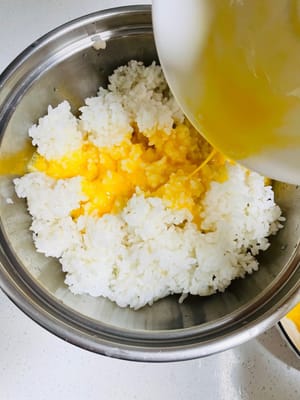 3顆雞蛋攪拌均勻,與冷飯抓拌均勻,讓每粒米飯裹上蛋液 。外面的檔口基本用黃薑粉上色,如果想好看又好吃,只用蛋黃,但我們不要浪費,用全蛋。