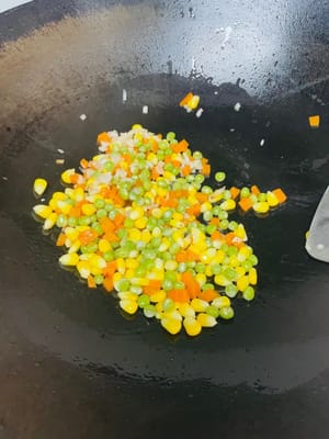 炒雜蔬與調味:鍋中補少量油,下洋蔥碎爆香,加入焯水後的雜蔬翻炒。若用咖哩塊,此時加入小火煮化 。