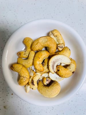 Die gekochten Cashewnüsse zubereiten und beiseite stellen.