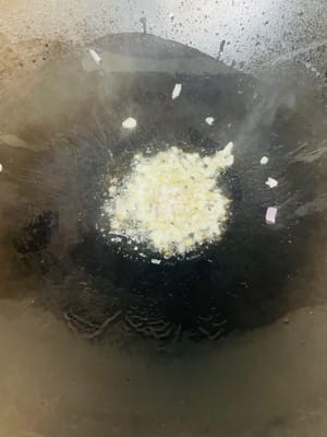 炒雜蔬與調味:鍋中補少量油,下洋蔥碎爆香,加入焯水後的雜蔬翻炒。若用咖哩塊,此時加入小火煮化 。