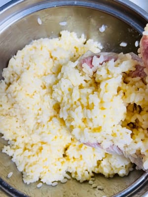 3 Eier verquirlen und mit dem kalten Reis gut vermengen, sodass jedes Korn mit der Eimischung bedeckt ist. Straßenhändler verwenden üblicherweise Kurkuma zum Färben. Wer es aber schön und lecker mag, kann auch nur Eigelb verwenden. Wir wollen es aber nicht verschwenden und verwenden ganze Eier.