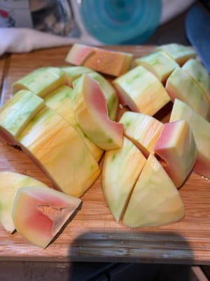 Cortar la papaya en trozos grandes.