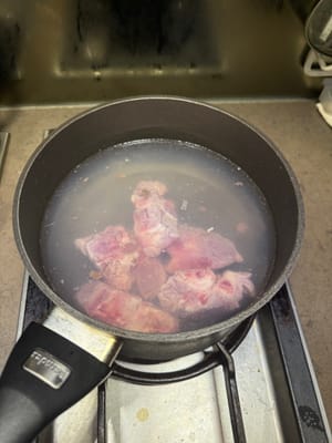 Escaldar las costillas de cerdo