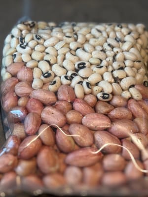 Frijoles de ojo negro y cacahuetes