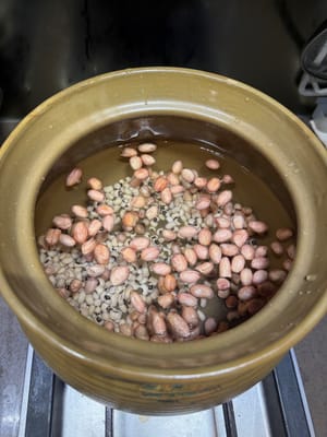 Agregar los frijoles de ojo negro y los cacahuetes al agua fría (para evitar que se derrame).