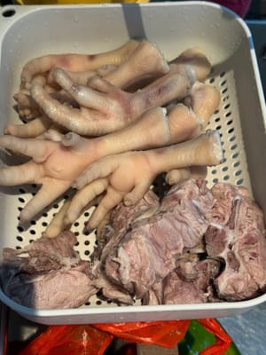 Costillas de cerdo y patas de pollo enjuagadas con agua fría