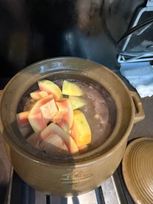 Añadir la papaya después de cocer a fuego lento durante una hora.