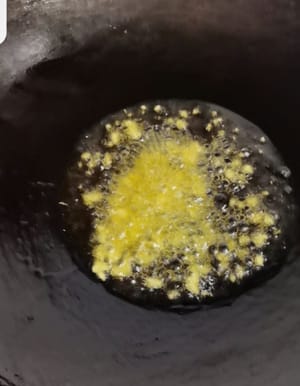 熱鍋涼油下入蒜末。