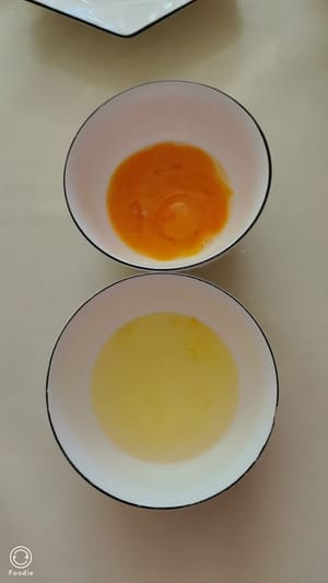 雞蛋打入碗裡，蛋白蛋清分離。