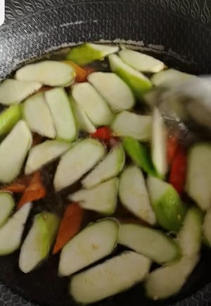 Blanchir le luffa et les poivrons