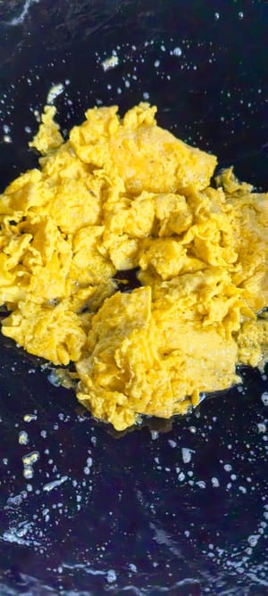另起鍋子燒油將蛋白蛋黃分开炒熟。