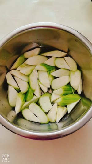 Couper le luffa en morceaux à l'aide d'un couteau à rouler.