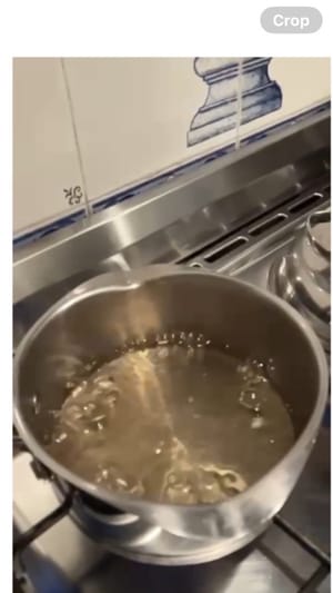 将糖和水煮沸，直至糖溶解