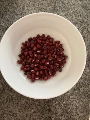 将红豆洗净并浸泡过夜，以减少稍后的烹饪时间。