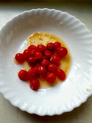 將酸小番茄壓扁，易入味