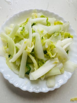 After the cabbage has been pickled for 20 minutes, wash the pickled brine with water, then wash it again with edible water, drain the water and set aside