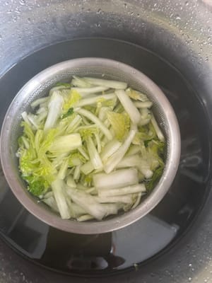 白菜醃製20分鐘後，用水清洗醃製的鹽水，再用食用水洗多一次 ，瀝乾水備用