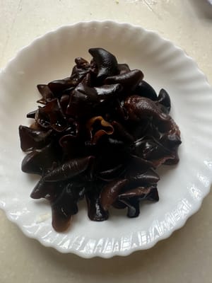 Soak for 20 minutes, then boil the fungus in boiling water for 5 minutes, remove and wash with clean water, set aside