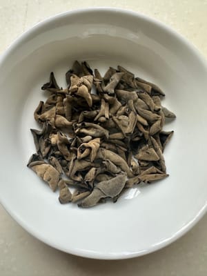 How much black fungus should be added according to personal preference?