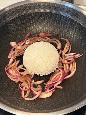 Lower the heat, place the bowl of rice in the middle of the pan as shown