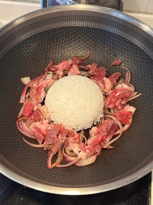 Layer the beef around the rice