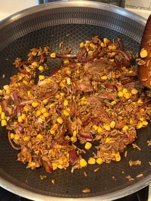 Mix the sauce well with the rice