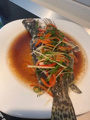 倒适量生抽然后淋上热油,完成