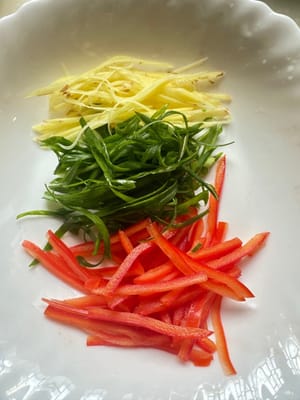 两片姜切丝,葱和红椒切丝