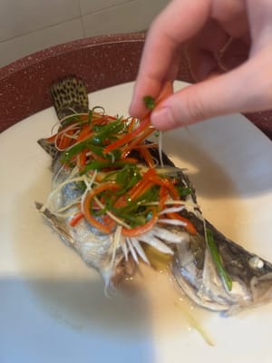 铺上浸泡好的葱丝姜丝