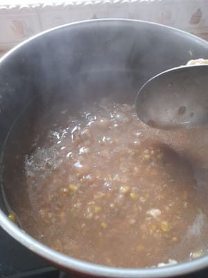 Stir well, wait a few moments until the porridge thickens, turn off the heat.