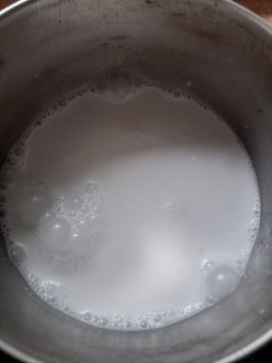 Coconut sauce;
200 ml of thick coconut milk with 100 ml of water 1/2 tsp of salt. Boil over low heat until boiling, stir frequently so that the coconut milk does not curdle.