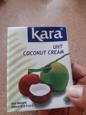 將略濃的椰奶與100毫升水、1/2茶匙鹽混合。用小火煲滾。