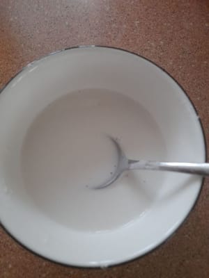 Dissolve the glutinous rice flour with a little water, pour it directly into the pan.