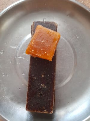 加入紅糖和鹽，等到紅糖溶解。