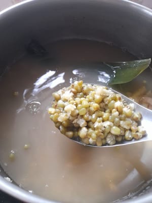 Boil water from 1200 milliliters of water in a pan, add pandan leaves and ginger. Wait for the water to boil, add green beans, cover the pan.
Cook for 5 minutes, turn off the heat, leave the pan covered.
Let stand for 30 minutes. After 30 minutes.
Turn on the stove, boil the green beans again for 7 minutes (the green beans have bloomed perfectly when the pan is opened)