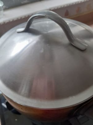 在鍋中加入1200毫升水煲滾，放入香蘭葉和薑片。待水煲滾後，放入四季豆，蓋上鍋蓋。
煮5分鐘，關火，蓋上鍋蓋。
靜置30分鐘。 30分鐘後。

打開爐子，再次煮四季豆7分鐘（打開鍋蓋時，四季豆已經完全開花）。