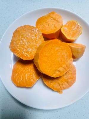 さつまいもの皮をむき、厚めにスライスします。鍋で蒸し、中まで火が通るまで（箸で簡単に刺せるくらい）蒸します。私は圧力鍋を使い、圧力を抜いてから10分ほど蒸しました。
