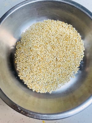 マーラチーズと白ゴマを用意します。