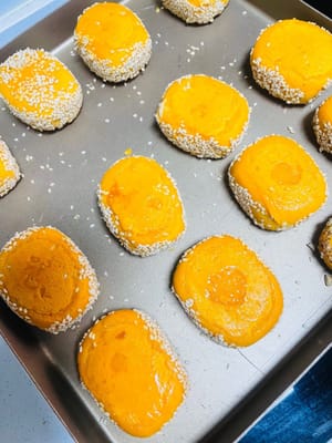 サツマイモの塊の表面に卵黄を塗ります。オーブンを170℃に予熱し、中段で10分焼きます。取り出して裏返し、再び卵黄を塗り、さらに10分焼きます。とろけるサツマイモチーズの出来上がりです！