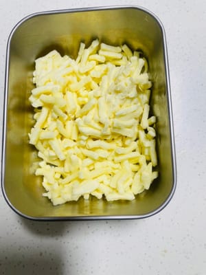 マーラチーズと白ゴマを用意します。