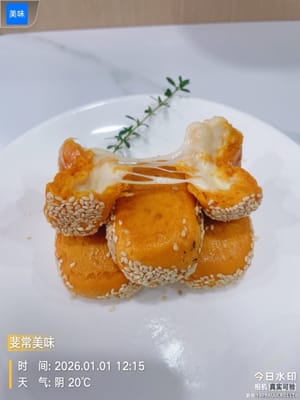 サツマイモの塊の表面に卵黄を塗ります。オーブンを170℃に予熱し、中段で10分焼きます。取り出して裏返し、再び卵黄を塗り、さらに10分焼きます。とろけるサツマイモチーズの出来上がりです！