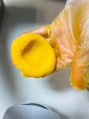 さつまいも生地約50gに、もち米のおにぎりのようにチーズフィリングを包み、ボール状に丸めてから、スクレーパーまたは平らな皿を使用して小さな正方形、または好きな形に押します（正方形を作りたい場合は、作り方をビデオで見ることができます。とても簡単です）。