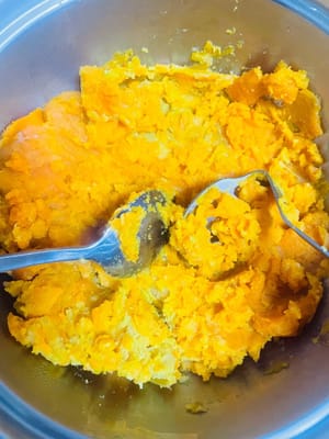 サツマイモがまだ熱いうちに練乳を加え、スプーンでペースト状になるまで潰します。滑らかであればあるほど良いです。